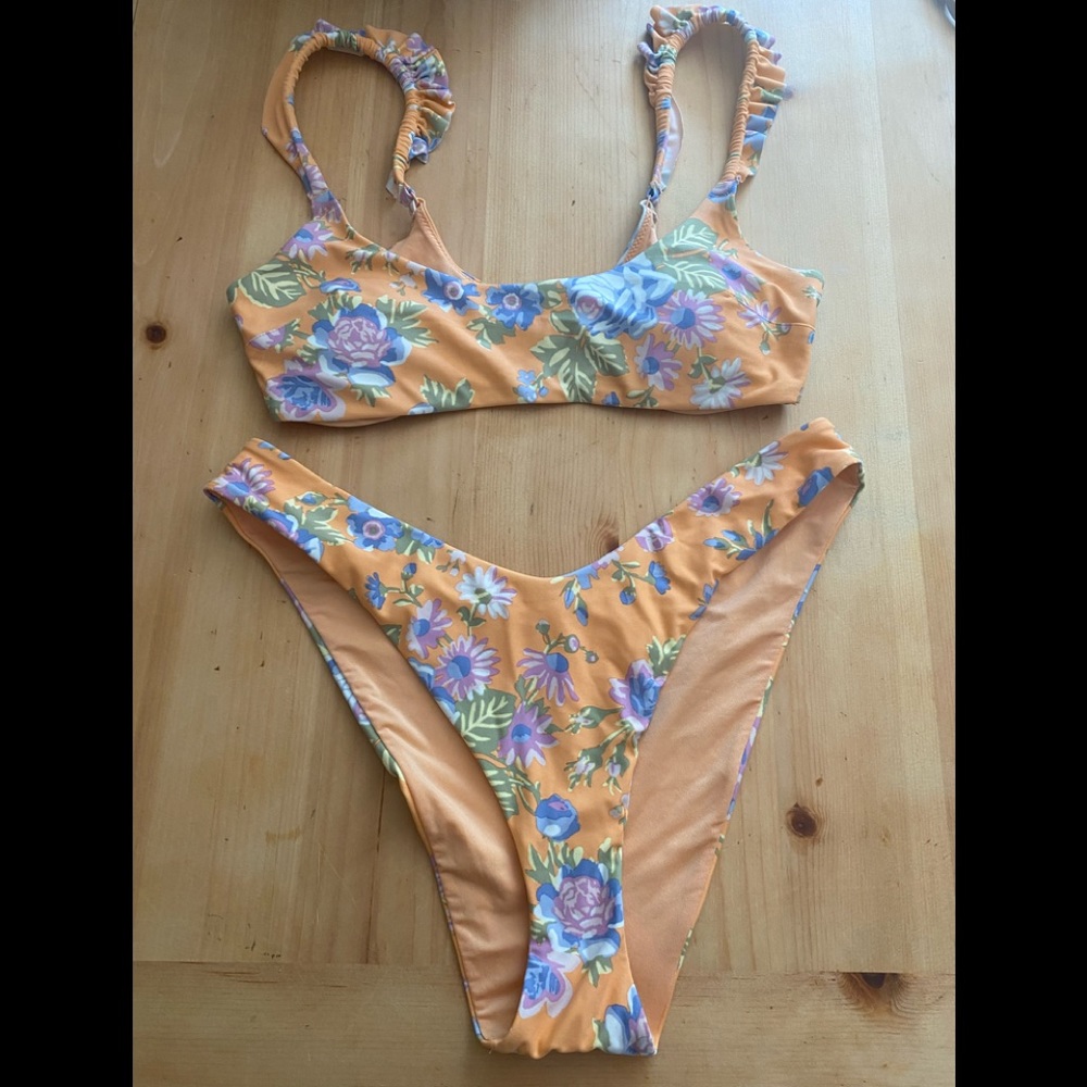 Aerie size M top and L bottom Scoop Neck w/ ruffle straps, high cut cheeky